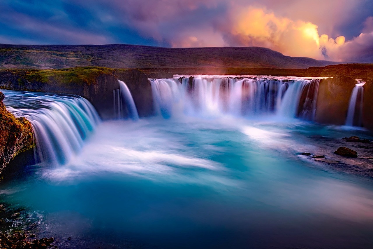 Ma imagem mostrando uma paisagem vibrante do pôr-do-sol com cores ricas e realistas e detalhes intrincados